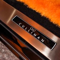 
										Rolls Royce Cullinan full									