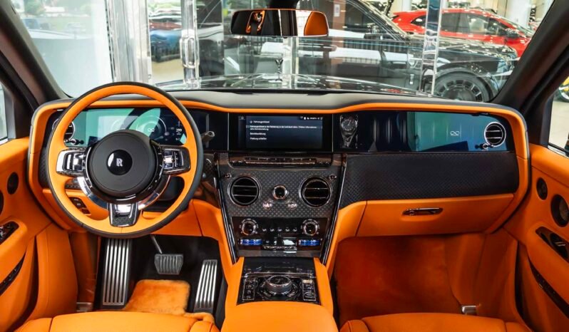 
								Rolls Royce Cullinan full									