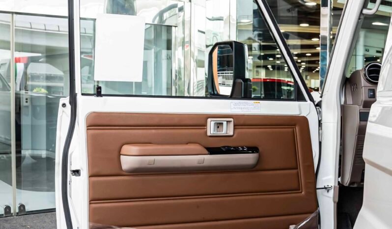 
								Toyota land cruiser LX V6 (4WD) full									