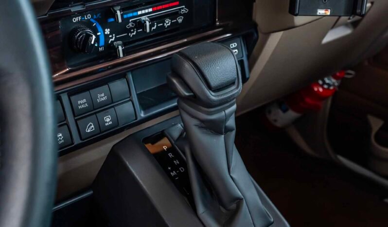 
								Toyota land cruiser LX V6 (4WD) full									