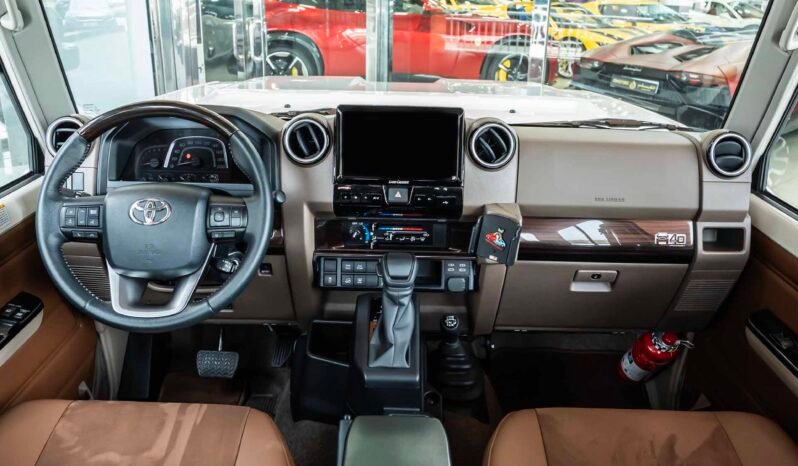 
								Toyota land cruiser LX V6 (4WD) full									
