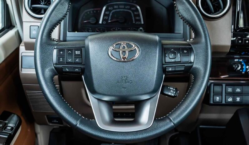 
								Toyota land cruiser LX V6 (4WD) full									