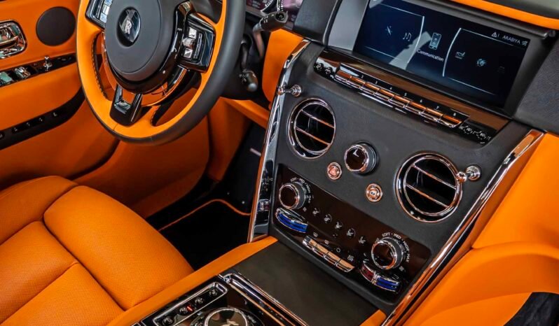 
								Rolls Royce Cullinan full									