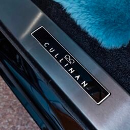 
										Rolls Royce Cullinan full									