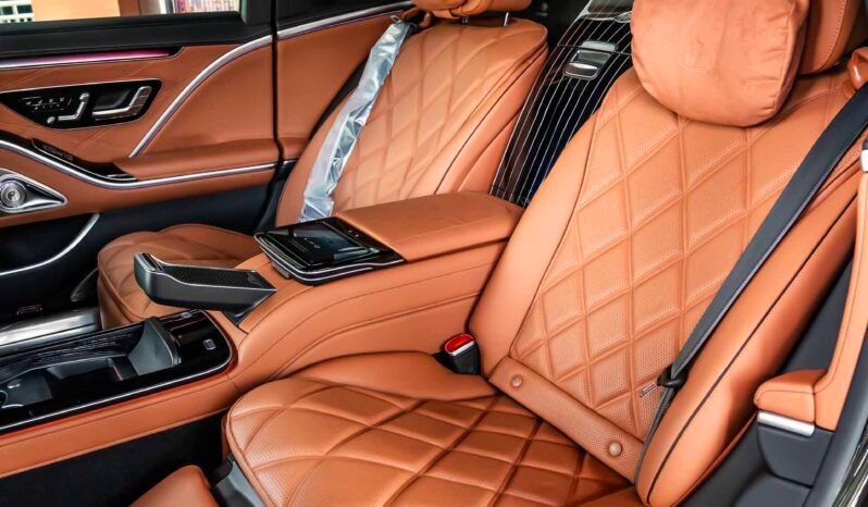 
								Mercedes Maybach S680 full									