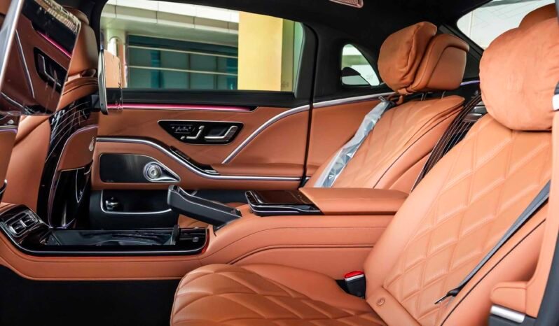 
								Mercedes Maybach S680 full									